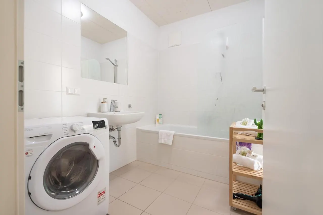 Helles, Neues Dg Apartment Mit Blick Zum Donauturm Vienna