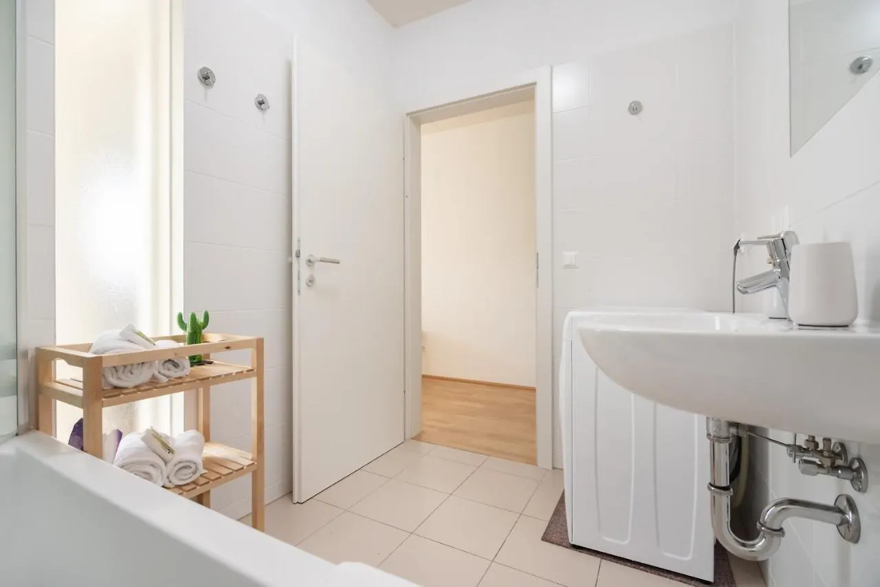Helles, Neues Dg Apartment Mit Blick Zum Donauturm Vienna Austria