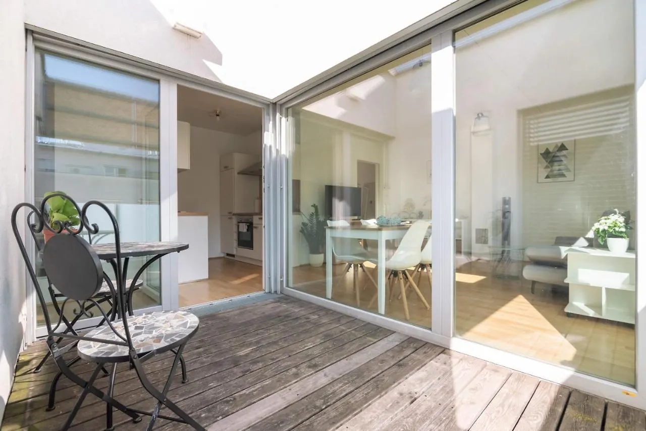 Helles, neues DG Apartment mit Blick zum Donauturm Wien